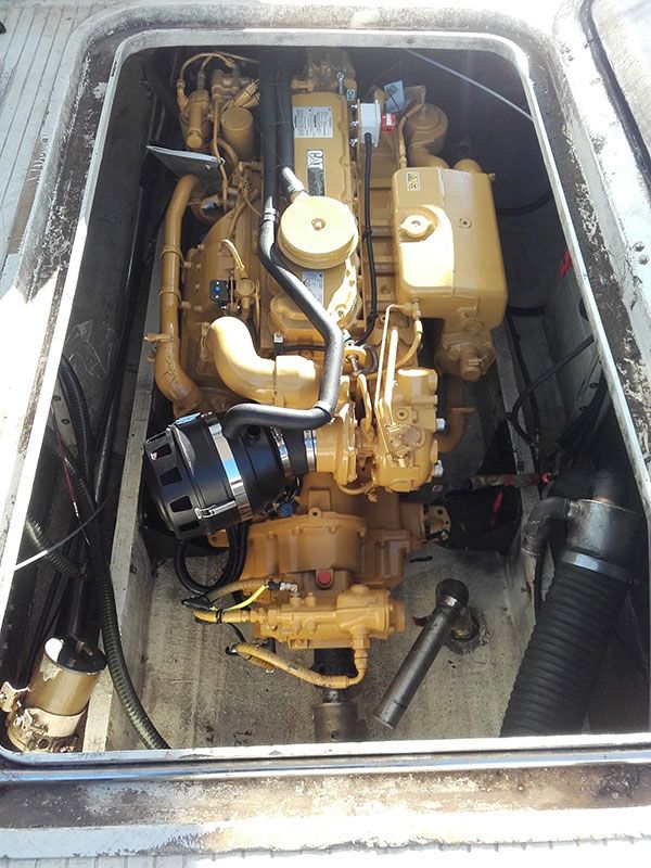 Pose d'un moteur marin Caterpillar C7