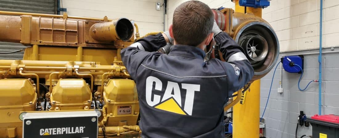 Mécanicien Eneria rénove moteur Caterpillar